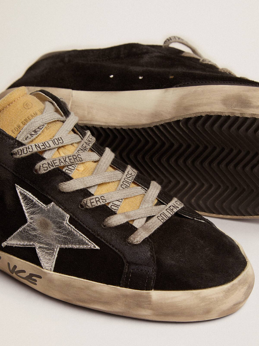 Super-Star de hombre en ante negro con estrella de piel laminada plata
