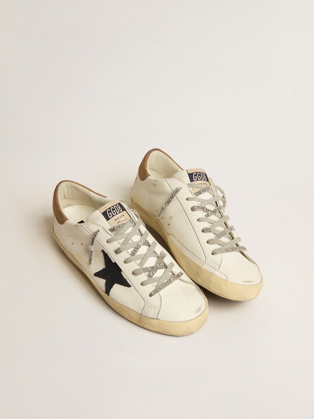 Super-Star con estrella de lona azul y lengüeta de talón de cuero color tabaco
