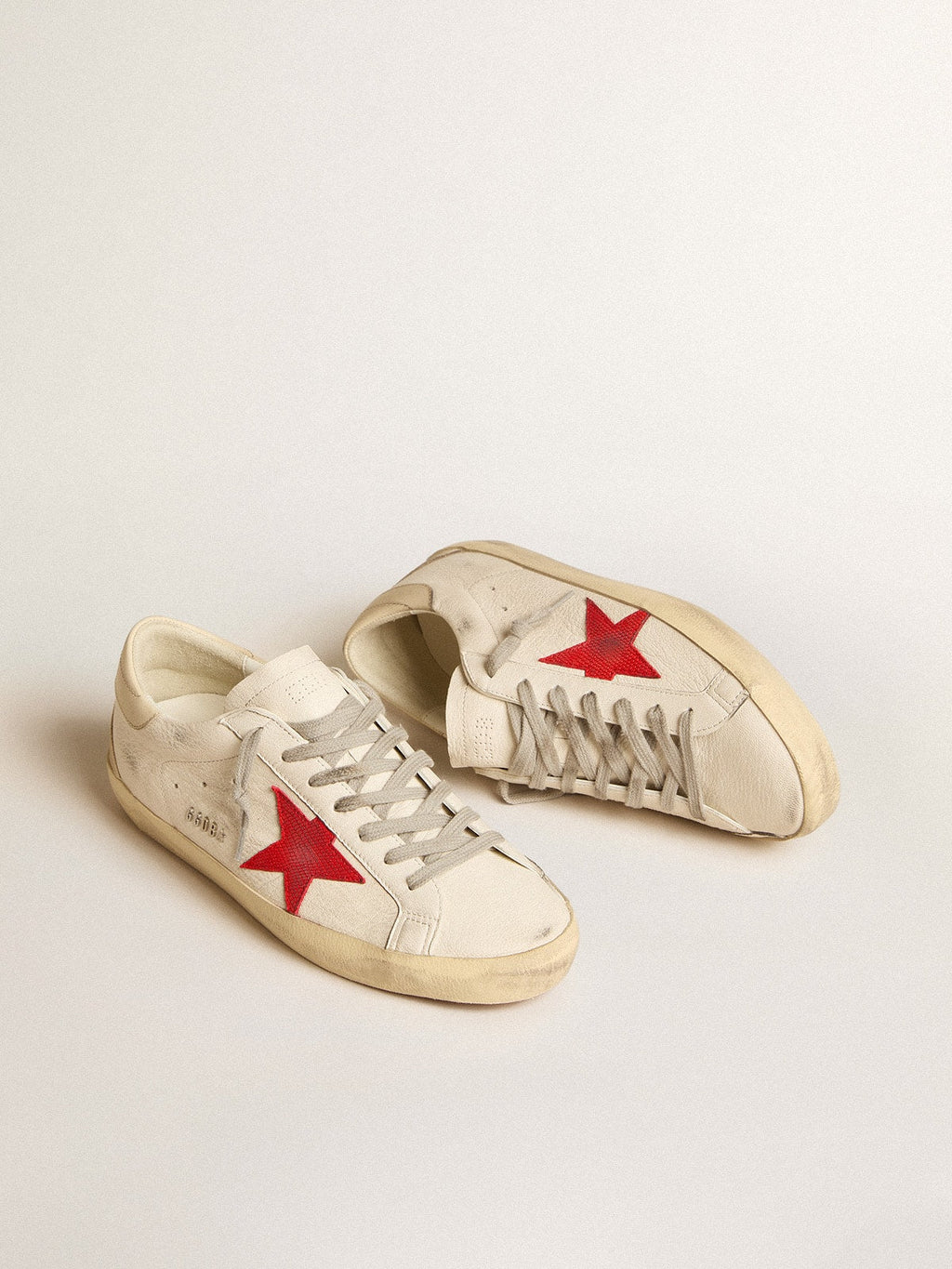 Super-Star de napa con estrella roja y lengüeta del talón de piel color crema