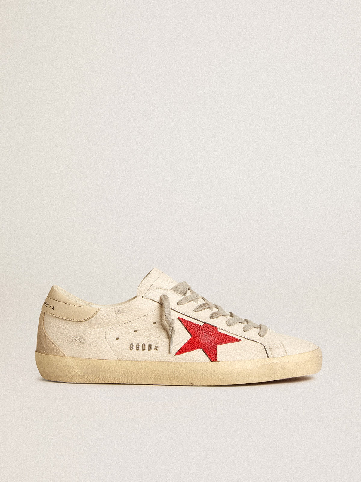 Super-Star de napa con estrella roja y lengüeta del talón de piel color crema