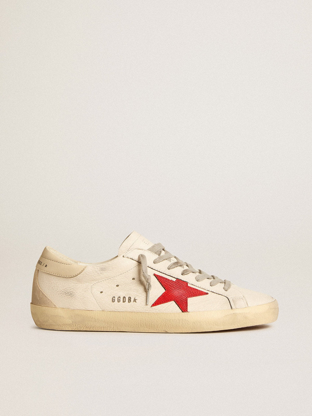 Super-Star de napa con estrella roja y lengüeta del talón de piel color crema